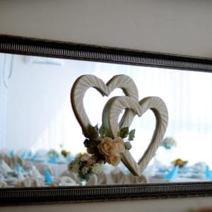 Sala weselna w Bydgoszczy - ozdobione lustro