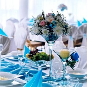 Sala weselna Bydgoszcz - biał wystrój, niebieskie dodatki bukiet kwiatów