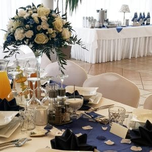 Sala na wesele w Bydgoszczy - przygotowane stoły i catering