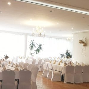 Wesele Bydgoszcz - sala na biało ze złotymi dodatkami