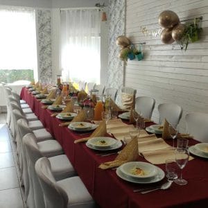 Sala na urodziny Bydgoszcz - stolik na 20 osób, czerwony obrus