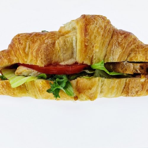 Croissant z grillowanym kurczakiem restauracja tobiasz
